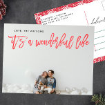 Het is een Wonderful Life RED Christmas Feestdagenkaart<br><div class="desc">Het is een Wonderful Life Feestdagen Foto Briefkaart Script in RED lettering. De rug heeft een  florale grens. Stijl lettertype. Groot fotoontwerp. Gelukkig,  feestelijk ontwerp. Het is een prachtig leven. bloemen. rood en wit. bloemig lijst.</div>