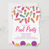 Het is een zomerslip-Flop Pool Party Invitation Kaart (Voorkant)