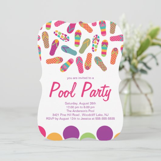 Het is een zomerslip-Flop Pool Party Invitation Kaart (Staand voorkant)