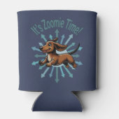 Het is een Zoomie Time teckel Blikjeskoeler (Achterkant)
