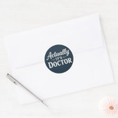 Het is eigenlijk Dr – Grappig Doktersleven | Schat Ronde Sticker (Envelop)