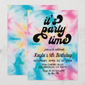 Het is feesttijd Groovy Tie Dye Verjaardag Uitnodi Kaart (Voorkant / Achterkant)