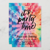 Het is feesttijd Groovy Tie Dye Verjaardag Uitnodi Kaart (Voorkant / Achterkant)