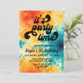 Het is feesttijd Groovy Tie Dye Verjaardag Uitnodi Kaart (Staand voorkant)