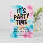 Het is feesttijd Groovy Tie Dye Verjaardag Uitnodi Kaart (Staand voorkant)