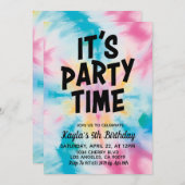 Het is feesttijd Groovy Tie Dye Verjaardag Uitnodi Kaart (Voorkant / Achterkant)