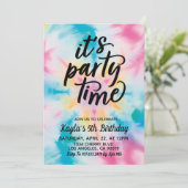 Het is feesttijd Groovy Tie Dye Verjaardag Uitnodi Kaart (Staand voorkant)