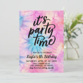 Het is feesttijd Groovy Tie Dye Verjaardag Uitnodi Kaart (Staand voorkant)
