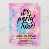 Het is feesttijd Groovy Tie Dye Verjaardag Uitnodi Kaart (Voorkant / Achterkant)