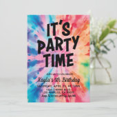 Het is feesttijd Groovy Tie Dye Verjaardag Uitnodi Kaart (Staand voorkant)
