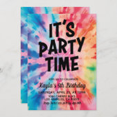 Het is feesttijd Groovy Tie Dye Verjaardag Uitnodi Kaart (Voorkant / Achterkant)