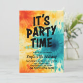 Het is feesttijd Groovy Tie Dye Verjaardag Uitnodi Kaart (Staand voorkant)