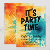Het is feesttijd Groovy Tie Dye Verjaardag Uitnodi Kaart (Voorkant / Achterkant)