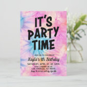 Het is feesttijd Groovy Tie Dye Verjaardag Uitnodi Kaart (Staand voorkant)