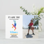 Het is Game Time Basketbal Verjaardag Uitnodiging (Staand voorkant)