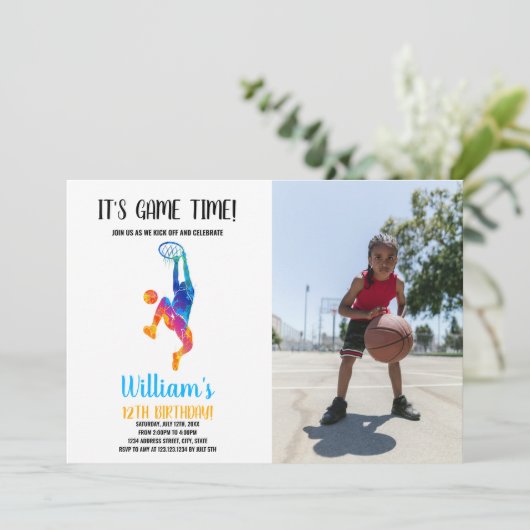 Het is Game Time Basketbal Verjaardag Uitnodiging (Staand voorkant)