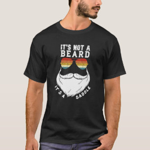 Het is geen baard. Het is een zadelmoefje. T-shirt