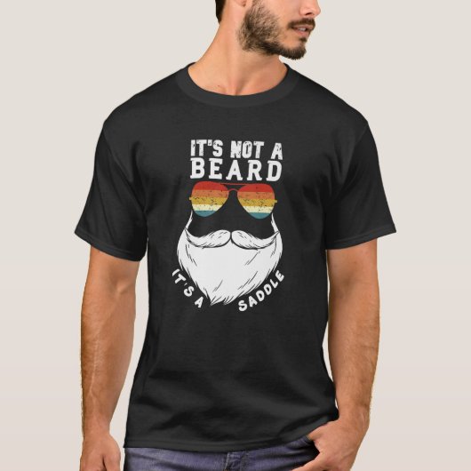 Het is geen baard. Het is een zadelmoefje. T-shirt (Voorkant)