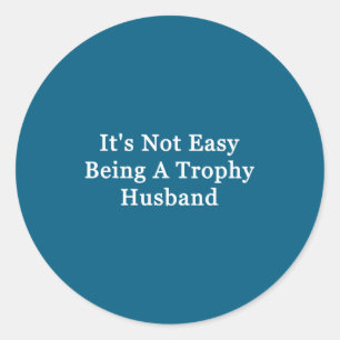 Het is geen makkelijke trofee-echtgenoot ronde sticker