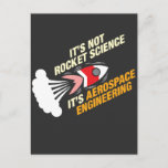 Het is geen Rocket Science Het is ruimtevaarttechn Briefkaart<br><div class="desc">Dit Aerospace Engineering-shirt is een geweldig cadeau voor elke luchtvaartliefhebber,  ruimtevaartingenieur of piloot in je leven die gek is op ruimtevaartingenieurstriemen,  ruimtevaart en grappige piloot.</div>