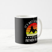 Het is geen vader, maar een vader. koffiemok (Voorkant rechts)