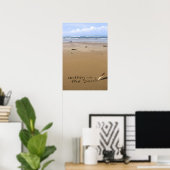 het is geschreven in het zand op een strand poster (Thuiskantoor)