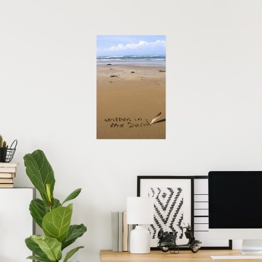 het is geschreven in het zand op een strand poster (Thuiskantoor)