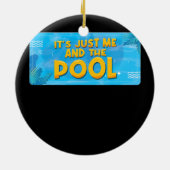 Het is gewoon ik en de zwemblam van de pooloceaan. keramisch ornament (Achterkant)