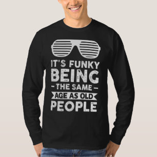 Het is grappig om dezelfde leeftijd te hebben als t-shirt