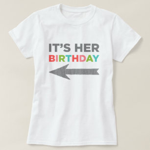 Het is haar verjaardag (pijl-rechts) t-shirt