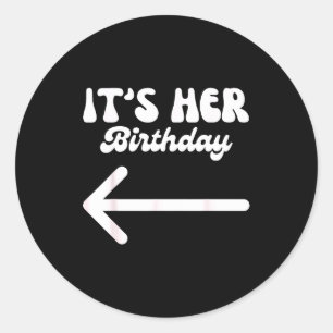 Het is haar verjaardag (pijl wijzend) humoristisch ronde sticker