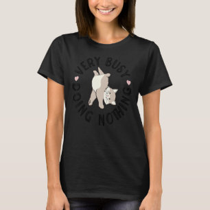 Het is heel druk om niets te doen met kattenbakker t-shirt