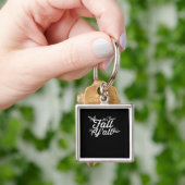 Het is herfst, lettertype met bladontwerp sleutelhanger (Hand)