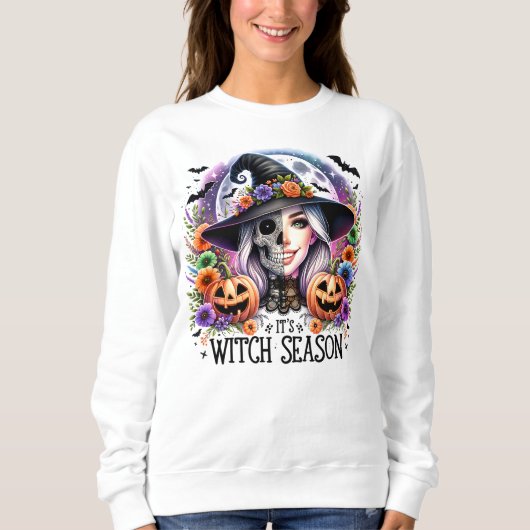 Het is het Halloween Sweatshirt van Witch Season (Voorkant)