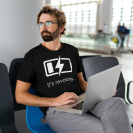 Het is in beweging - Batterijoplading T-shirt