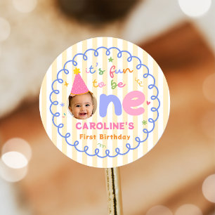 Het is leuk om één kleurrijke foto verjaardagsstic ronde sticker