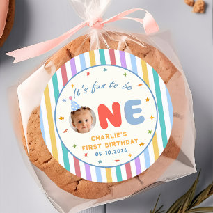 Het is leuk om één kleurrijke foto verjaardagsstic ronde sticker