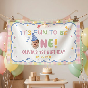 Het is leuk om één pastel geruite verjaardag te zi spandoek