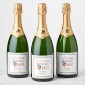 Het is leuk om één Pastel Gingham Verjaardagslabel Sparkling Wijnetiket (Flessen)