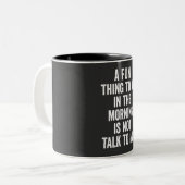 het is leuk om 's ochtends niet met me te praten tweekleurige koffiemok (Voorkant links)