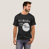Het is maandag Howl op de maan achtergrond T-Shirt (Voorkant volledig)