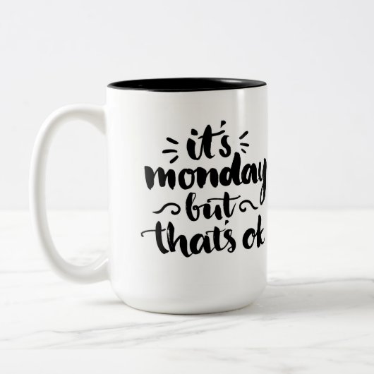 Het is maandag maar het is oké tweekleurige koffiemok (Links)