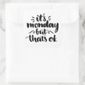 Het is maandag maar het is oké vierkante sticker (Tas)