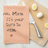 Het is mam's beurt voor een wijnwoordspeling theedoek (Quarter Fold)