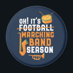 Het is Marching Band Season Funny Band Magneet<br><div class="desc">Grappig marchingbandontwerp voor saxofone, trompet of trommel in een band, orkest of muziekuitvoering. Koel retro band muzikanten koopwaar voor band geek, band nerd of band kamp. Ideaal voor het marcheren van bandrepetities en bandoefeningen voor football game halftijdse shows. Geweldig geschenk voor middelbare scholieren of universiteitsstudenten die weten hoe ze met...</div>