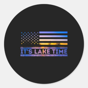 Het is meer tijd zonsondergang Amerikaanse vlag zo Ronde Sticker