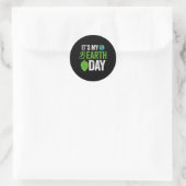 Het is mijn B Earth Day Verjaardag B-dag Ronde Sticker (Tas)