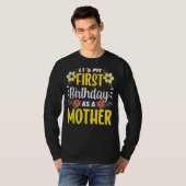 Het is mijn eerste verjaardag als moeder mama fees t-shirt (Voorkant volledig)