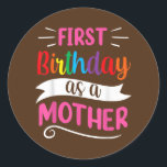 Het is mijn eerste verjaardag als moeder mama. ronde sticker<br><div class="desc">Het is mijn eerste verjaardag als moeder moeder moeder moeder moeder die moeder geeft. Perfect gift voor je vader,  moeder,  papa,  mannen,  vrouwen,  vriend en familieleden op de dag van de Thanksgiving,  kerstdag,  Moederdag,  vaderdag,  4 juli,  1776 Onafhankelijke dag,  Veteranendag,  Halloween Dag,  Patrick's Day</div>