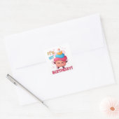 Het is mijn verjaardagscupcake vierkante sticker (Envelop)